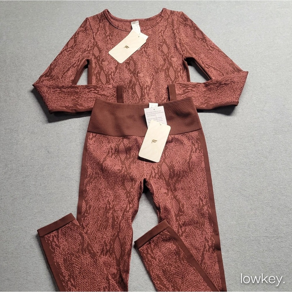 Fabletics Seamless Snakeskin Set Long Sleeve Crop Top 7/8 Legging S Cherry Mocha